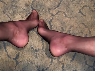 Amaterski Cumming On My Sexy Feet Again