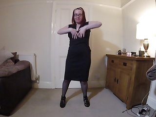 Strumpfhosen Slutty British wife Dancing in Black Dress