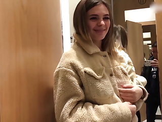 Russo Made a deep blowjob in a fitting room in a shopping center