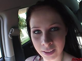 Chicas Busty Gianna Michaels sucks dick in a van then is fucked